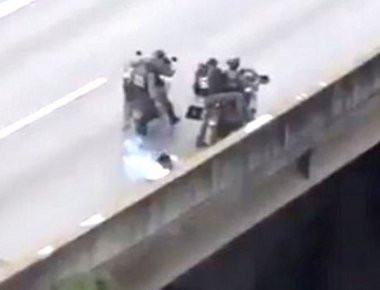 Βίντεο σοκ: Διαδηλωτής στη Βενεζουέλα πέφτει νεκρός από δακρυγόνο αστυνομικών